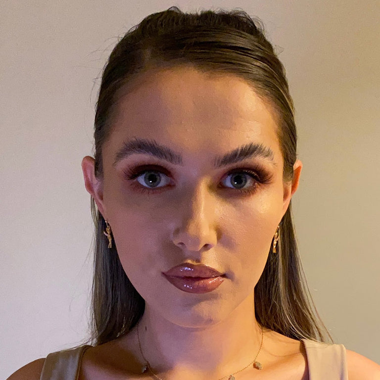 Poor Light Quality Shown with Model with Unblended Makeup