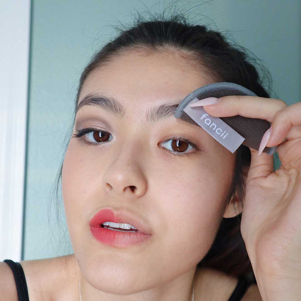 Female using Zoe EYE to effortlessly remove eye makeup